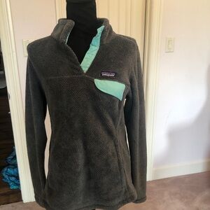 Patagonia women’s Sz medium gray fleece light green trim buttons collar